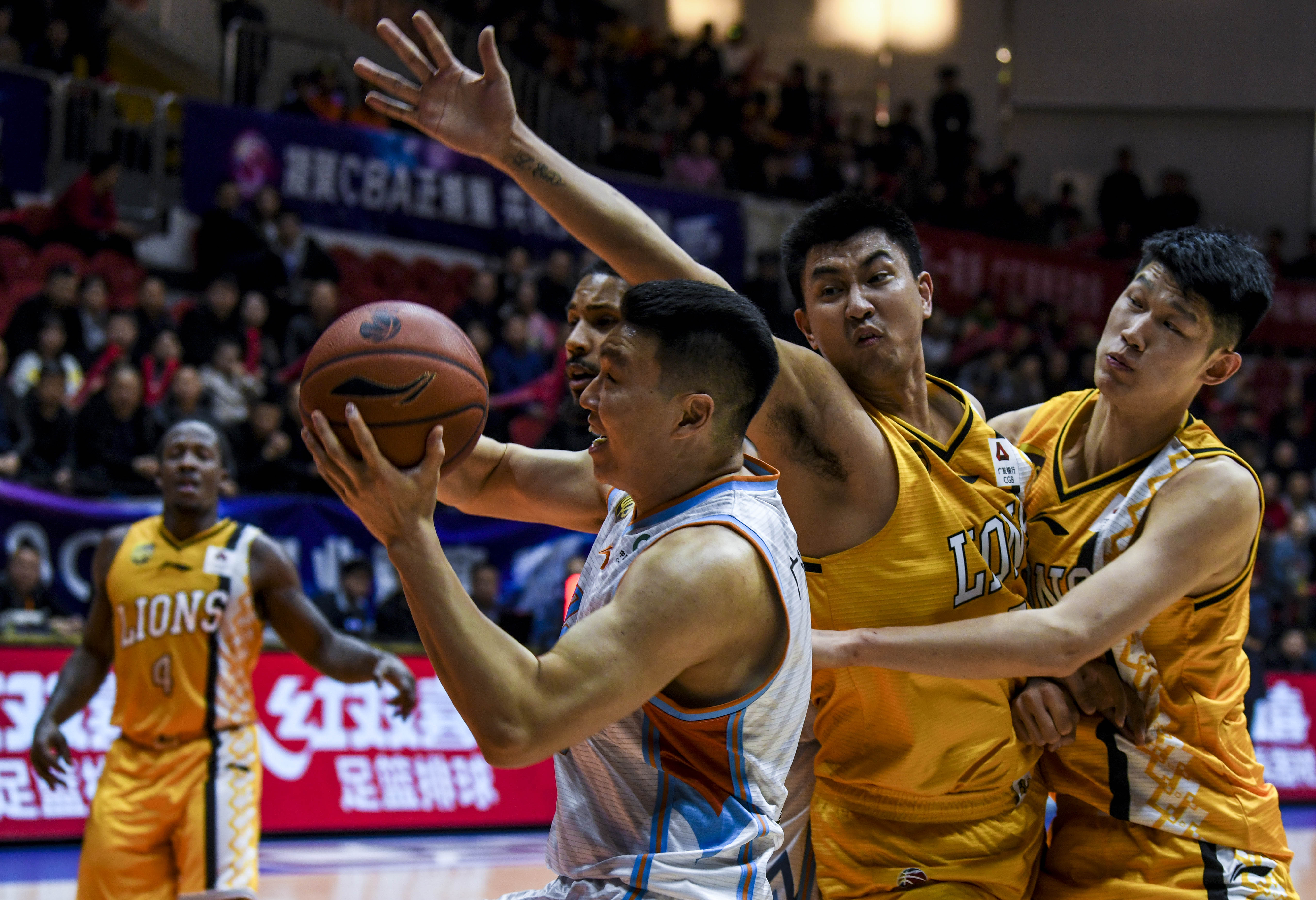 新疆广汇围绕足总杯防线松动转折点山东泰山止住颓势,网友:浙江队关键时刻回应争议的简单介绍 新疆广汇围绕足总杯防线松动转折点山东泰山止住颓势,网友:浙江队关键时刻回应争议的简单介绍