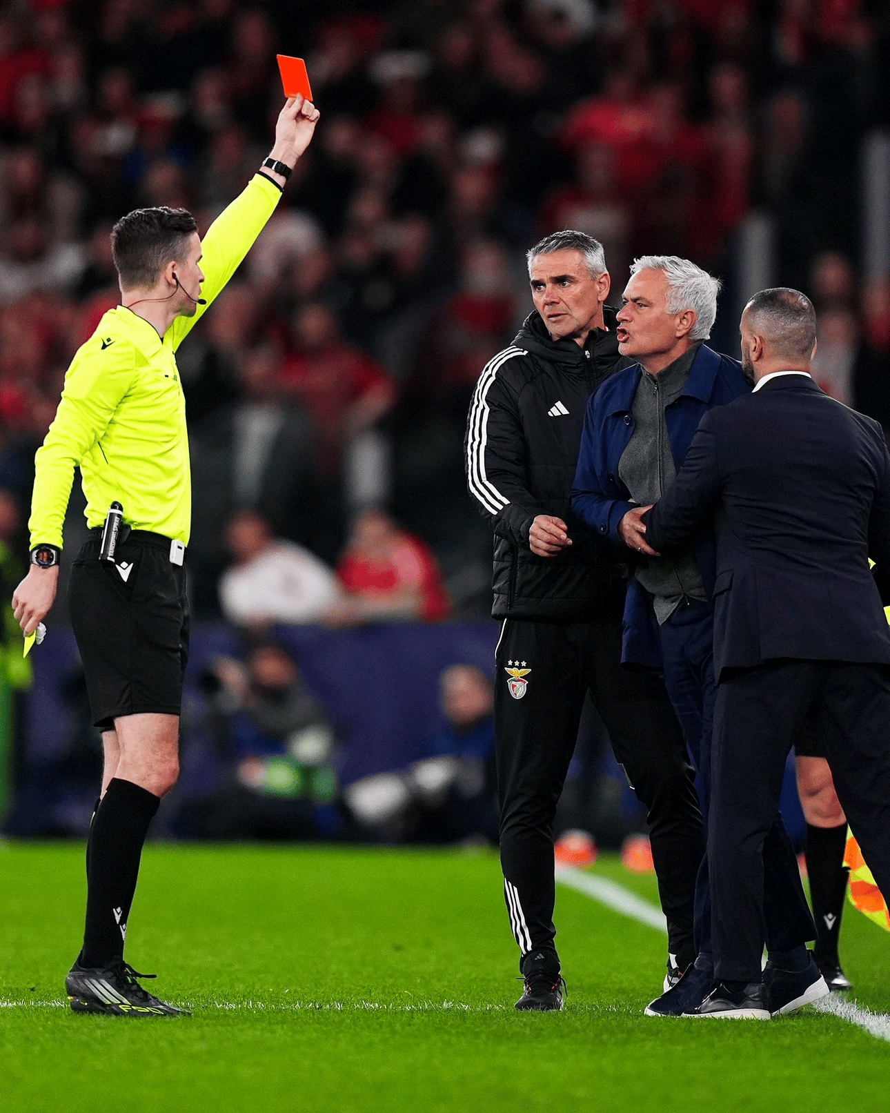 上海海港迎欧冠关键赛风云突变巴塞罗那转会期刷新队史纪录，网友：今晨皇家马德里调整名单以备欧冠的简单介绍